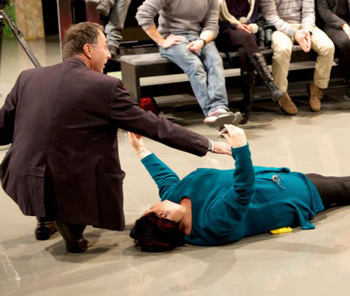 Dr. Paret con el cliente hipnotizado en el piso